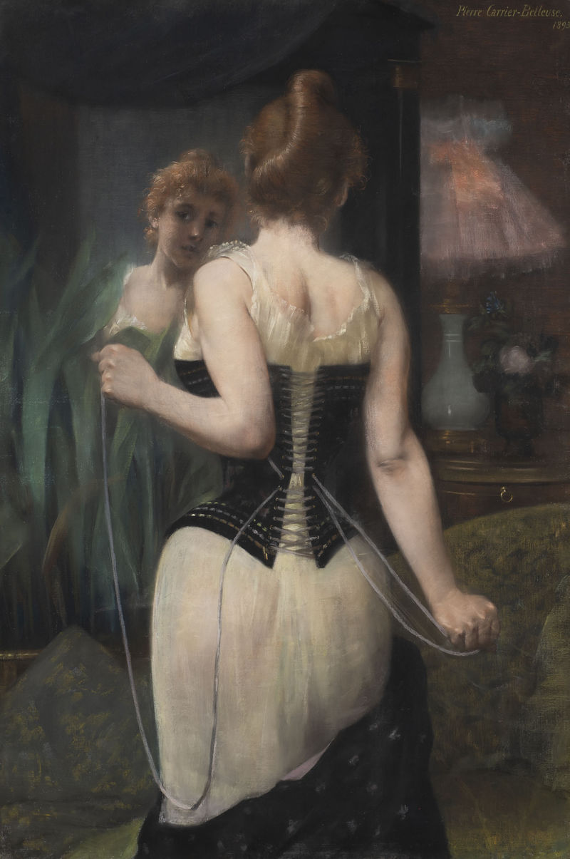 Jeune femme ajustant son corset